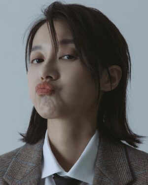 Juno Liu Instagram - 小時候爸爸說我奧起來
嘴巴就能吊三斤豬肉
一天到晚奧嘟嘟
下巴不知不覺也練的很有肌肉
每次他說這些話
都會逗的我發笑
長大後不太展現情緒的我
也在練習表達內心的不舒服
雖然我們都長大了
不過適時的也能讓身旁的人知道
我們的開心與否
@boa750818 
@aprilfooool_ 
@bean_makeup 
@haomin1017