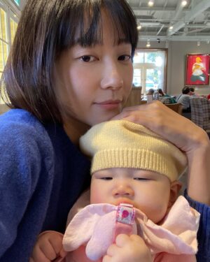 Juno Liu Instagram - 吃湯圓了嗎？
我手上有個黃金流沙口味的🧸🌟
#姪女

@reebok_taiwan
#clubc85extra
