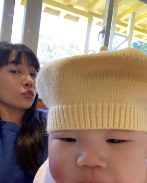 Juno Liu Instagram - 吃湯圓了嗎？
我手上有個黃金流沙口味的🧸🌟
#姪女

@reebok_taiwan
#clubc85extra