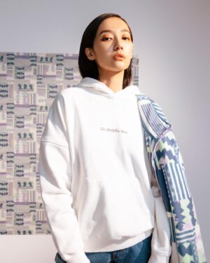 Juno Liu Instagram - 這個牌子大家應該不陌生
一直以為只有男裝
終於有可愛的女裝啦～
女裝有更多可愛的圖案跟配色
一樣是帥帥的女孩～
@quiksilver_taiwan
@fran_lin15 
@stanleysumakeup 
@ulizhung