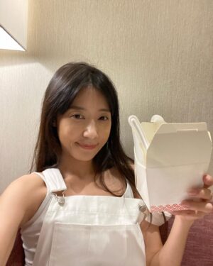 Juno Liu Instagram - 人怕出名豬怕肥
夏天到了 
一直很害羞露肚子的我
今年再不穿就要明年了
天秤座雖然有拖延症
但是今年遇到了給我力量的雲朵衣
直接穿好穿滿
雲朵衣裡面有自帶bra 
不需要再加一個內衣
真的超級方便
胸墊不走位
還可以選胸墊尺寸
沒有彈性帶又不會太鬆
適合超喜歡穿bra top的everyone

喜歡的朋友提供給你們
折扣碼：Juno
粉絲只要「註冊會員」輸入折扣碼 就能折抵100元(不限金額)

全年最低折扣
Happy&Free雲朵衣歡慶三週年
全館85折
滿$1500免運再送$380雲朵內褲
熱銷No.1 雲朵背心低至65折起
新註冊會員首單現折$150
活動時間：5/20-5/31

@happyandfree_official 
#雲朵衣