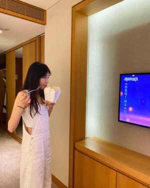 Juno Liu Instagram - 人怕出名豬怕肥
夏天到了 
一直很害羞露肚子的我
今年再不穿就要明年了
天秤座雖然有拖延症
但是今年遇到了給我力量的雲朵衣
直接穿好穿滿
雲朵衣裡面有自帶bra 
不需要再加一個內衣
真的超級方便
胸墊不走位
還可以選胸墊尺寸
沒有彈性帶又不會太鬆
適合超喜歡穿bra top的everyone

喜歡的朋友提供給你們
折扣碼：Juno
粉絲只要「註冊會員」輸入折扣碼 就能折抵100元(不限金額)

全年最低折扣
Happy&Free雲朵衣歡慶三週年
全館85折
滿$1500免運再送$380雲朵內褲
熱銷No.1 雲朵背心低至65折起
新註冊會員首單現折$150
活動時間：5/20-5/31

@happyandfree_official 
#雲朵衣