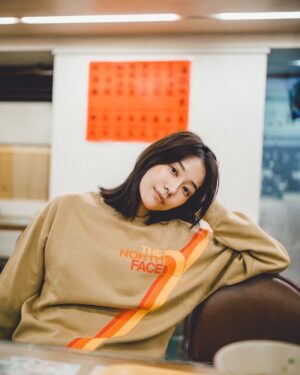 Juno Liu Instagram - 過年一定要買那個硬硬脆脆
裹糖衣有粉紅色跟黃色的那個餅乾吧！

📷 @samalive 
 @thenorthface_tw