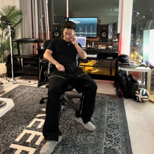 Junoflo Instagram - A little over a year ago, @officialyox @g2slife @justinparkofficial and I linked up at @elay___p ‘s studio in LA to make a couple of songs. Those few songs sparked a fire and we ended up with 11 songs for an entire project, which led to a quick westcoast tour. I’m honored to have sparred in the booth with some of the dopest lyricists and artists I call homies 🤺🔥 The “OOYEH” compilation album is out now!