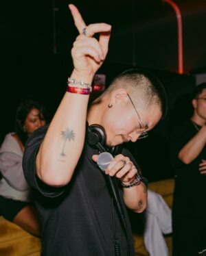 Junoflo Instagram - WOW. Thank you to everyone who pulled up to the album release show in NY. I truly felt the love 😭 shoutouts to @theapollo_id for helping put it all together, and my brothers @kazi @matthewlawofficial @mdnghtdiningclub for providing the vibes. Life been kinda crazy leading up to this album that at times I felt mad overwhelmed, but it was all worth it to experience this with yall. 

❇️ NEXT UP: LOS ANGELES 6/14 @ MAD GALLERY
Link in bio!

My new album “JUST JUNØ” is available now on all streaming platforms 🖤
📸: @slippersnosocks
