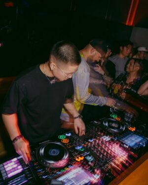 Junoflo Instagram - WOW. Thank you to everyone who pulled up to the album release show in NY. I truly felt the love 😭 shoutouts to @theapollo_id for helping put it all together, and my brothers @kazi @matthewlawofficial @mdnghtdiningclub for providing the vibes. Life been kinda crazy leading up to this album that at times I felt mad overwhelmed, but it was all worth it to experience this with yall. 

❇️ NEXT UP: LOS ANGELES 6/14 @ MAD GALLERY
Link in bio!

My new album “JUST JUNØ” is available now on all streaming platforms 🖤
📸: @slippersnosocks