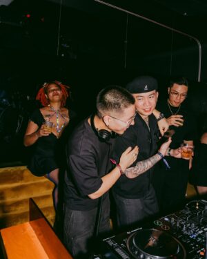Junoflo Instagram - WOW. Thank you to everyone who pulled up to the album release show in NY. I truly felt the love 😭 shoutouts to @theapollo_id for helping put it all together, and my brothers @kazi @matthewlawofficial @mdnghtdiningclub for providing the vibes. Life been kinda crazy leading up to this album that at times I felt mad overwhelmed, but it was all worth it to experience this with yall. 

❇️ NEXT UP: LOS ANGELES 6/14 @ MAD GALLERY
Link in bio!

My new album “JUST JUNØ” is available now on all streaming platforms 🖤
📸: @slippersnosocks