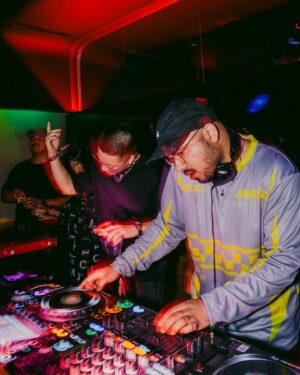 Junoflo Instagram - WOW. Thank you to everyone who pulled up to the album release show in NY. I truly felt the love 😭 shoutouts to @theapollo_id for helping put it all together, and my brothers @kazi @matthewlawofficial @mdnghtdiningclub for providing the vibes. Life been kinda crazy leading up to this album that at times I felt mad overwhelmed, but it was all worth it to experience this with yall. 

❇️ NEXT UP: LOS ANGELES 6/14 @ MAD GALLERY
Link in bio!

My new album “JUST JUNØ” is available now on all streaming platforms 🖤
📸: @slippersnosocks