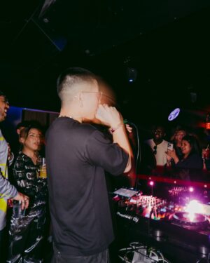 Junoflo Instagram - WOW. Thank you to everyone who pulled up to the album release show in NY. I truly felt the love 😭 shoutouts to @theapollo_id for helping put it all together, and my brothers @kazi @matthewlawofficial @mdnghtdiningclub for providing the vibes. Life been kinda crazy leading up to this album that at times I felt mad overwhelmed, but it was all worth it to experience this with yall. 

❇️ NEXT UP: LOS ANGELES 6/14 @ MAD GALLERY
Link in bio!

My new album “JUST JUNØ” is available now on all streaming platforms 🖤
📸: @slippersnosocks