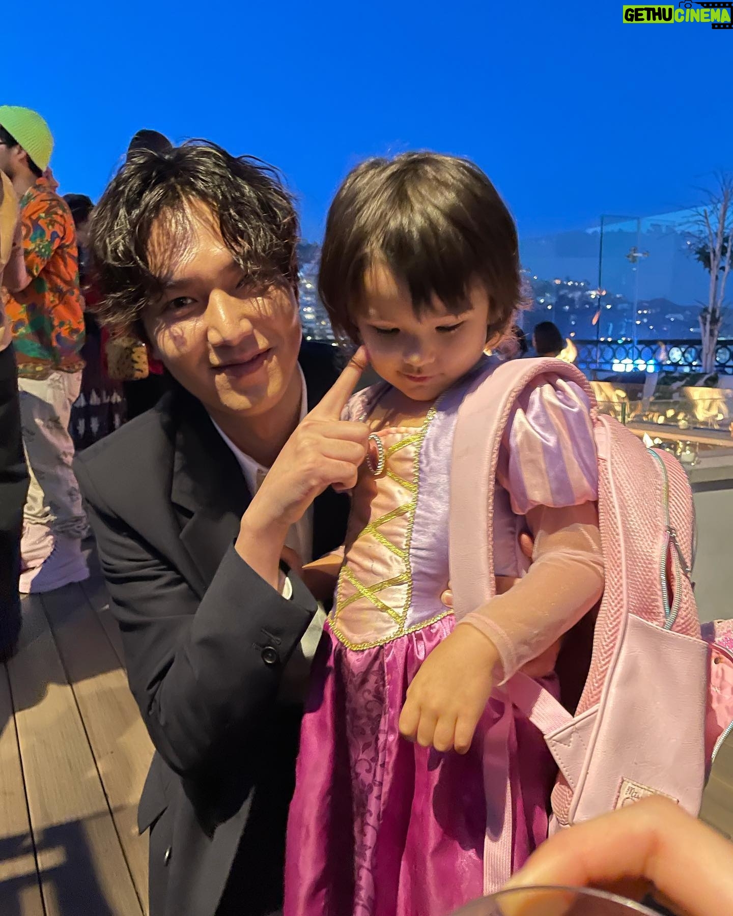 Justin Chon - 9.3K Likes - Get ready to watch #pachinko episode 4 this Friday April 1!!!!!!!
Also Ailani has no idea 😅