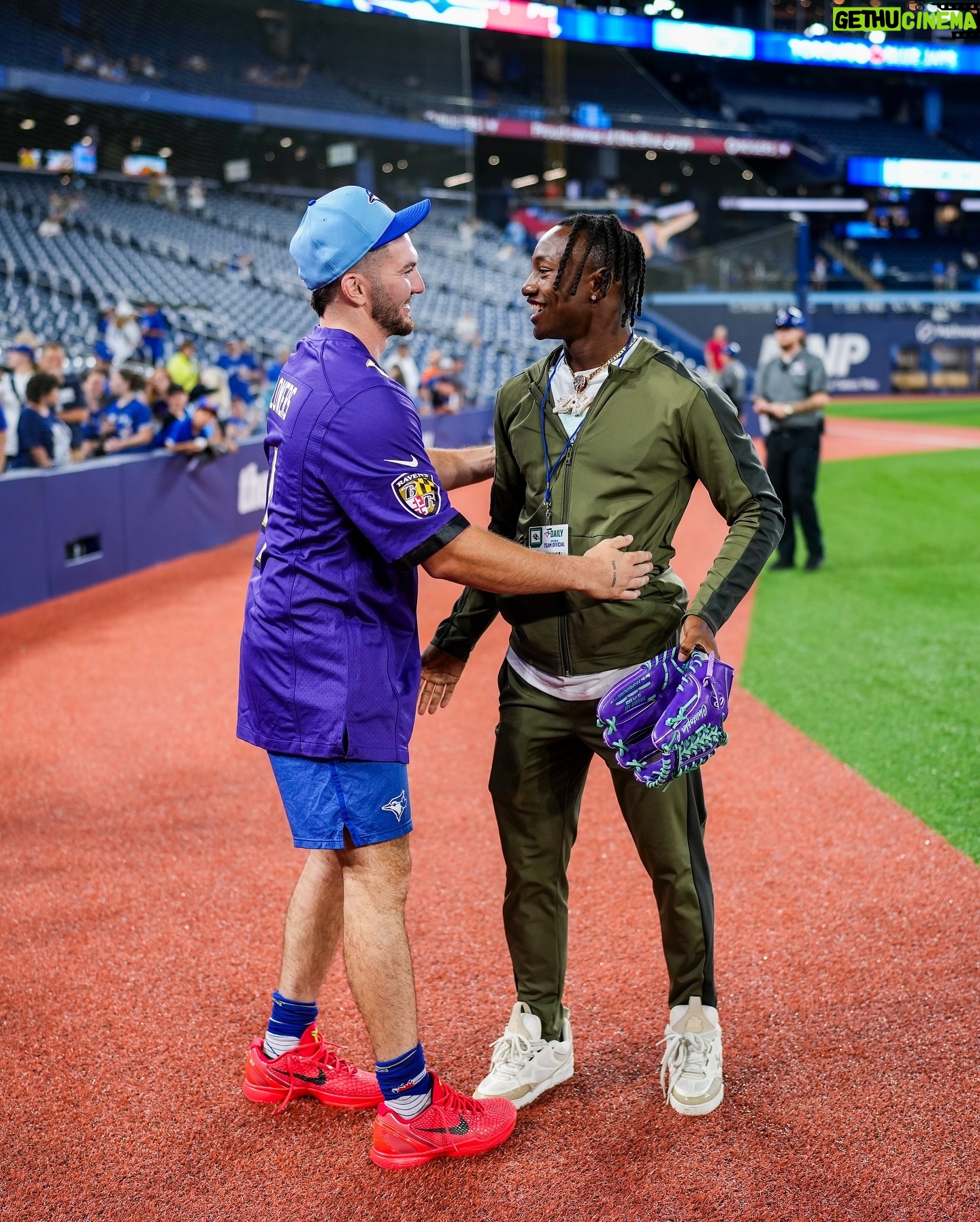 Justin Turner - 18.3K Likes - Birds of a feather Flock together 🐦⬛😉
Great to have @x.flowers4 and Guelph’s own @taviusrobinson 🇨🇦 of the @ravens at the ballpark!