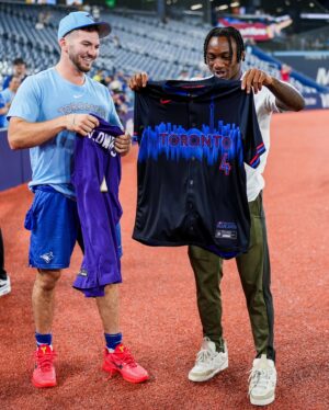 Justin Turner Instagram - Birds of a feather Flock together 🐦‍⬛😉
Great to have @x.flowers4 and Guelph’s own @taviusrobinson 🇨🇦 of the @ravens at the ballpark!
