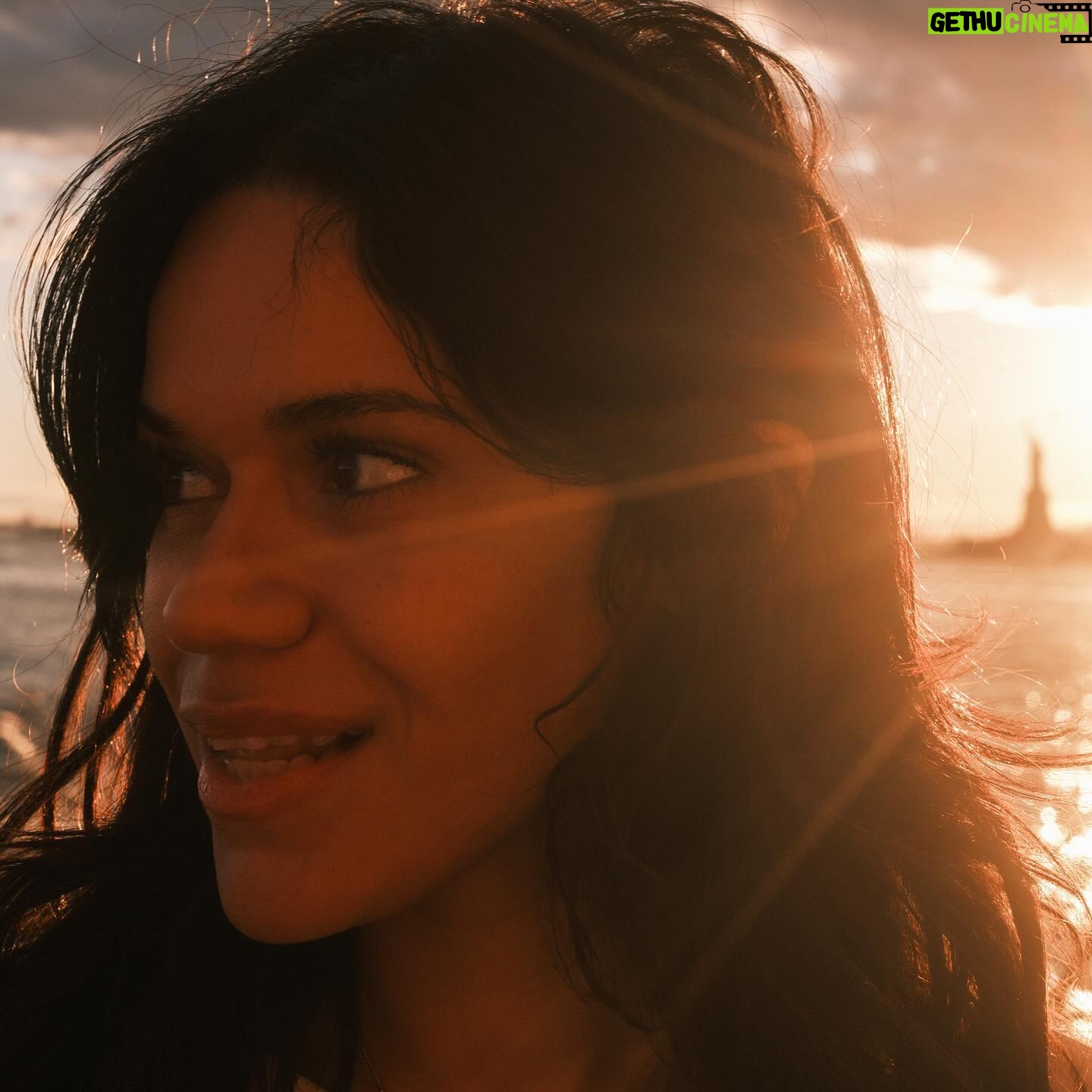Justina Adorno - 3 Likes - 🗒️