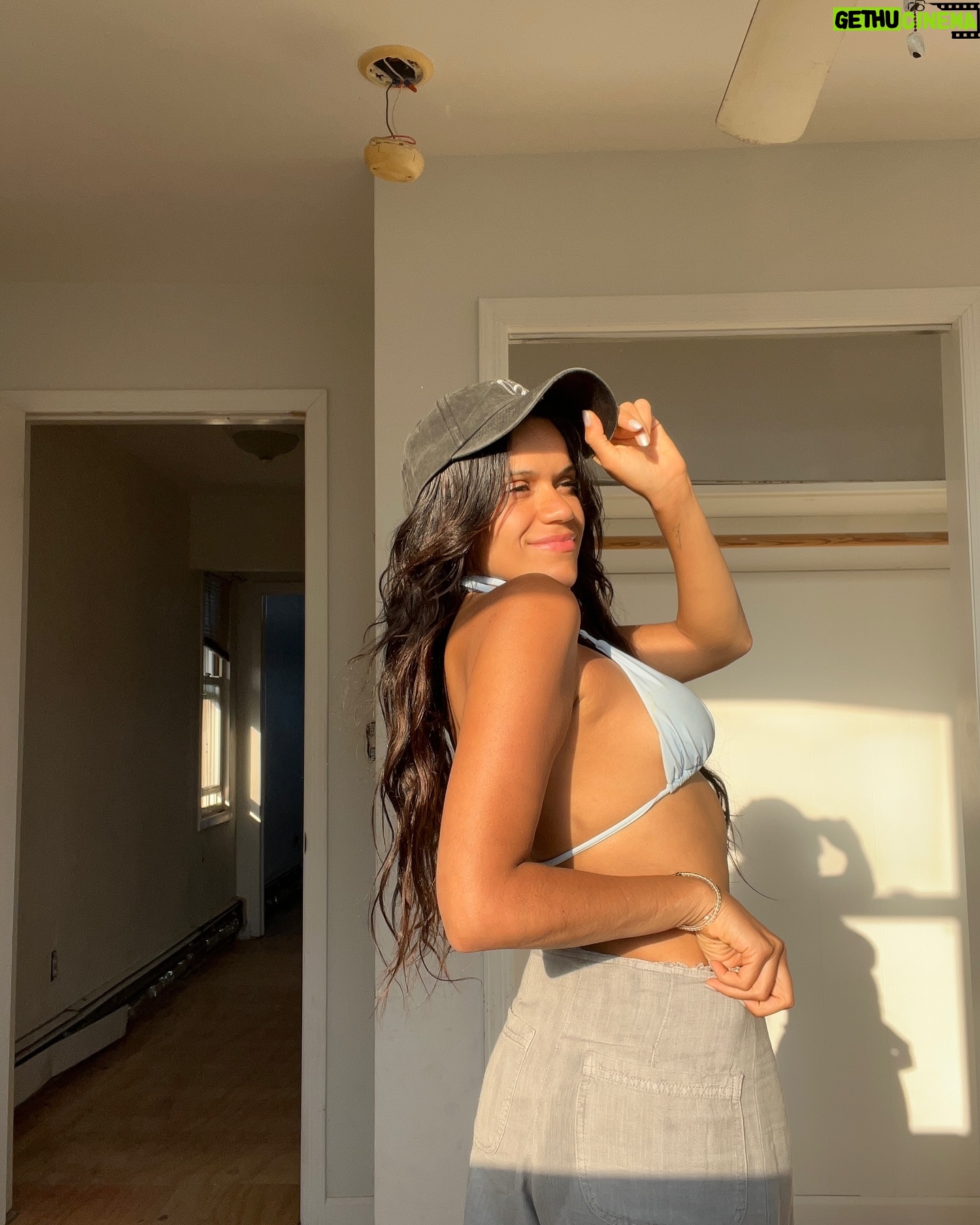 Justina Adorno - 3 Likes - Summer 🌸
#naturallight #lighting #picture