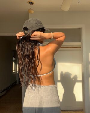 Justina Adorno Instagram - Summer 🌸
#naturallight #lighting #picture