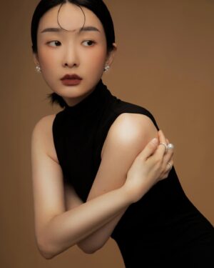 Juuko Zhu Instagram - 一件簡單的洋裝、低跟鞋
再加上低調精緻的珠寶
就是我春季最喜歡的搭配 🌸

當代珠寶品牌JeVEILLE，來自法文「璀璨的奇蹟」，結合東方的精緻底蘊和西方獨立品格，顛覆了一般對高級珠寶華麗、柔美單一的認知，品牌致力於日常美好的鋪陳與放大，讓珠寶回歸日常。

本次拍攝配戴的是全新春季桃花PETAL系列和PEARL珍珠系列。在春季桃花PETAL系列中，品牌捨去了繁複的紋路，點綴在簡單的日常穿著上，都能感受到春天綻放卻不張揚的氣息。

我很喜歡品牌的PEARL珍珠系列，只要穿黑色洋裝就會想要偷偷搭配一些飾品在身上，珍珠就是最好的選擇，JeVEILLE的珍珠設計非常簡約，搭配天然鑽石，每一道線條都均衡流動，沒有任何多餘的細節，很適合想配戴珠寶又想要低調的我😶‍🌫️

JeVEILLE在新光三越A4設有櫃點，有興趣的朋友推薦去現場逛逛試戴！

All jewelry by @jeveilleofficial 

服裝提供 @arcusarkus_official 
攝影 @1955beforethedawn 
場地 @mypartner_studio 

#JeVEILLE #myjeveille