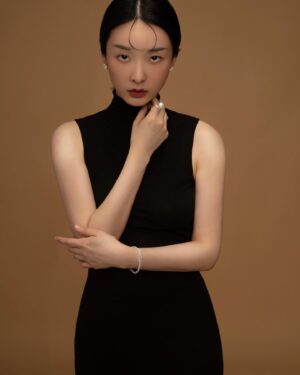 Juuko Zhu Instagram - 一件簡單的洋裝、低跟鞋
再加上低調精緻的珠寶
就是我春季最喜歡的搭配 🌸

當代珠寶品牌JeVEILLE，來自法文「璀璨的奇蹟」，結合東方的精緻底蘊和西方獨立品格，顛覆了一般對高級珠寶華麗、柔美單一的認知，品牌致力於日常美好的鋪陳與放大，讓珠寶回歸日常。

本次拍攝配戴的是全新春季桃花PETAL系列和PEARL珍珠系列。在春季桃花PETAL系列中，品牌捨去了繁複的紋路，點綴在簡單的日常穿著上，都能感受到春天綻放卻不張揚的氣息。

我很喜歡品牌的PEARL珍珠系列，只要穿黑色洋裝就會想要偷偷搭配一些飾品在身上，珍珠就是最好的選擇，JeVEILLE的珍珠設計非常簡約，搭配天然鑽石，每一道線條都均衡流動，沒有任何多餘的細節，很適合想配戴珠寶又想要低調的我😶‍🌫️

JeVEILLE在新光三越A4設有櫃點，有興趣的朋友推薦去現場逛逛試戴！

All jewelry by @jeveilleofficial 

服裝提供 @arcusarkus_official 
攝影 @1955beforethedawn 
場地 @mypartner_studio 

#JeVEILLE #myjeveille