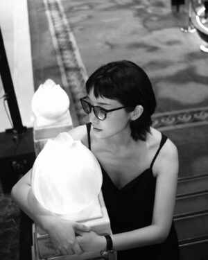 Juuko Zhu Instagram - 自從成為了 @moscotnyc 品牌摯友，我收集了所有我最喜歡的圓框眼鏡，從長髮到短髮，素顏到拍攝收工，我都會挑一支喜歡的眼鏡放在包包，很多人會問我型號，因此這篇集合了我戴過的每一支小寶貝，和你們分享👓

@moscotnyc 
@vci_tw 
@chengsoptical 
#moscot