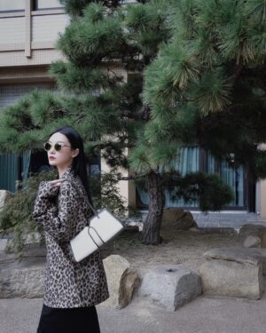 Juuko Zhu Instagram - 自從成為了 @moscotnyc 品牌摯友，我收集了所有我最喜歡的圓框眼鏡，從長髮到短髮，素顏到拍攝收工，我都會挑一支喜歡的眼鏡放在包包，很多人會問我型號，因此這篇集合了我戴過的每一支小寶貝，和你們分享👓

@moscotnyc 
@vci_tw 
@chengsoptical 
#moscot