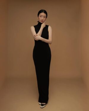 Juuko Zhu Instagram - 一件簡單的洋裝、低跟鞋
再加上低調精緻的珠寶
就是我春季最喜歡的搭配 🌸

當代珠寶品牌JeVEILLE，來自法文「璀璨的奇蹟」，結合東方的精緻底蘊和西方獨立品格，顛覆了一般對高級珠寶華麗、柔美單一的認知，品牌致力於日常美好的鋪陳與放大，讓珠寶回歸日常。

本次拍攝配戴的是全新春季桃花PETAL系列和PEARL珍珠系列。在春季桃花PETAL系列中，品牌捨去了繁複的紋路，點綴在簡單的日常穿著上，都能感受到春天綻放卻不張揚的氣息。

我很喜歡品牌的PEARL珍珠系列，只要穿黑色洋裝就會想要偷偷搭配一些飾品在身上，珍珠就是最好的選擇，JeVEILLE的珍珠設計非常簡約，搭配天然鑽石，每一道線條都均衡流動，沒有任何多餘的細節，很適合想配戴珠寶又想要低調的我😶‍🌫️

JeVEILLE在新光三越A4設有櫃點，有興趣的朋友推薦去現場逛逛試戴！

All jewelry by @jeveilleofficial 

服裝提供 @arcusarkus_official 
攝影 @1955beforethedawn 
場地 @mypartner_studio 

#JeVEILLE #myjeveille