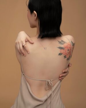 Juuko Zhu Instagram - 一件簡單的洋裝、低跟鞋
再加上低調精緻的珠寶
就是我春季最喜歡的搭配 🌸

當代珠寶品牌JeVEILLE，來自法文「璀璨的奇蹟」，結合東方的精緻底蘊和西方獨立品格，顛覆了一般對高級珠寶華麗、柔美單一的認知，品牌致力於日常美好的鋪陳與放大，讓珠寶回歸日常。

本次拍攝配戴的是全新春季桃花PETAL系列和PEARL珍珠系列。在春季桃花PETAL系列中，品牌捨去了繁複的紋路，點綴在簡單的日常穿著上，都能感受到春天綻放卻不張揚的氣息。

我很喜歡品牌的PEARL珍珠系列，只要穿黑色洋裝就會想要偷偷搭配一些飾品在身上，珍珠就是最好的選擇，JeVEILLE的珍珠設計非常簡約，搭配天然鑽石，每一道線條都均衡流動，沒有任何多餘的細節，很適合想配戴珠寶又想要低調的我😶‍🌫️

JeVEILLE在新光三越A4設有櫃點，有興趣的朋友推薦去現場逛逛試戴！

All jewelry by @jeveilleofficial 

服裝提供 @arcusarkus_official 
攝影 @1955beforethedawn 
場地 @mypartner_studio 

#JeVEILLE #myjeveille