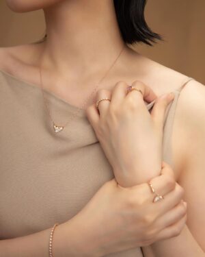 Juuko Zhu Instagram - 一件簡單的洋裝、低跟鞋
再加上低調精緻的珠寶
就是我春季最喜歡的搭配 🌸

當代珠寶品牌JeVEILLE，來自法文「璀璨的奇蹟」，結合東方的精緻底蘊和西方獨立品格，顛覆了一般對高級珠寶華麗、柔美單一的認知，品牌致力於日常美好的鋪陳與放大，讓珠寶回歸日常。

本次拍攝配戴的是全新春季桃花PETAL系列和PEARL珍珠系列。在春季桃花PETAL系列中，品牌捨去了繁複的紋路，點綴在簡單的日常穿著上，都能感受到春天綻放卻不張揚的氣息。

我很喜歡品牌的PEARL珍珠系列，只要穿黑色洋裝就會想要偷偷搭配一些飾品在身上，珍珠就是最好的選擇，JeVEILLE的珍珠設計非常簡約，搭配天然鑽石，每一道線條都均衡流動，沒有任何多餘的細節，很適合想配戴珠寶又想要低調的我😶‍🌫️

JeVEILLE在新光三越A4設有櫃點，有興趣的朋友推薦去現場逛逛試戴！

All jewelry by @jeveilleofficial 

服裝提供 @arcusarkus_official 
攝影 @1955beforethedawn 
場地 @mypartner_studio 

#JeVEILLE #myjeveille