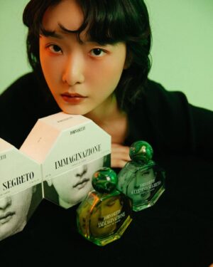 Juuko Zhu Instagram - 今年度最美的香水來了！

米蘭裝飾藝術工作室 Fornasetti，以風格奇幻怪誕聞名，推出的家居香氛設計總是引發收藏熱潮，品牌今年推出了第一個香水系列，透過三款不同的香氛，將夢幻神秘的風格轉化為細膩的嗅覺語言。

香水瓶身以義大利19世紀傳奇歌劇女伶 Lina Cavalieri 
人面畫像為背景設計，搭配孔雀石綠色瓶蓋和八角形玻璃瓶身，遠看像是放大鏡，如同透過攝影鏡頭窺視。
在Fornasetti的世界，時間不再是時間，而是一個無以名狀的夢、一個令人著迷的慾望、一個不可預見的秘密。

我選擇收藏的味道是「IMMAGINAZIONE 夢遊神域」和「GIARDINO SEGRETO 翡翠森境」，在試聞的時候就被IMMAGINAZIONE的木質檀香驚豔，收集了許多檀香香氛，第一次聞到這麼多層次交疊的木質味道，GIARDINO SEGRETO則像是原生苔蘚的草本味，帶來的感覺原始又真誠，兩支香水的後調都帶有沉香與檀香，尾韻持久。

極度推薦和我一樣喜歡木質檀香，且正在尋找更豐富的嗅覺體驗的朋友。
 
IMMAGINAZIONE 夢遊神域
前調：薰衣草、百里香、杜松、天竺葵
中調：雪松、廣藿香、梵尼蘭
後調：琥珀、橡木苔、東加豆、沉香、檀香
 
GIARDINO SEGRETO 翡翠森境
前調：大黃、番茄葉、黑醋栗、野生黑覆盆子
中調：白松香、苦橙葉、波旁天竺葵、康乃馨
後調：紅沒藥、沒藥、檀香、黑檀木、沉香
 
Fornasetti系列香氛
即日起在全台CYRANO專櫃與官網皆有販售
於5/12前至全台CYRANO專櫃
出示本篇貼文並加入品牌好友即可兌換針管香乙支
有興趣的朋友歡迎至櫃上索取！
 
@fornasetti @cyrano_tw 
#fornasetti #cyrano席哈諾 

📷 @owen_dawner @mypartner_studio