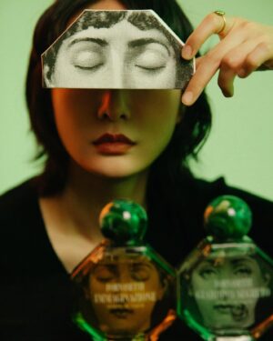 Juuko Zhu Instagram - 今年度最美的香水來了！

米蘭裝飾藝術工作室 Fornasetti，以風格奇幻怪誕聞名，推出的家居香氛設計總是引發收藏熱潮，品牌今年推出了第一個香水系列，透過三款不同的香氛，將夢幻神秘的風格轉化為細膩的嗅覺語言。

香水瓶身以義大利19世紀傳奇歌劇女伶 Lina Cavalieri 
人面畫像為背景設計，搭配孔雀石綠色瓶蓋和八角形玻璃瓶身，遠看像是放大鏡，如同透過攝影鏡頭窺視。
在Fornasetti的世界，時間不再是時間，而是一個無以名狀的夢、一個令人著迷的慾望、一個不可預見的秘密。

我選擇收藏的味道是「IMMAGINAZIONE 夢遊神域」和「GIARDINO SEGRETO 翡翠森境」，在試聞的時候就被IMMAGINAZIONE的木質檀香驚豔，收集了許多檀香香氛，第一次聞到這麼多層次交疊的木質味道，GIARDINO SEGRETO則像是原生苔蘚的草本味，帶來的感覺原始又真誠，兩支香水的後調都帶有沉香與檀香，尾韻持久。

極度推薦和我一樣喜歡木質檀香，且正在尋找更豐富的嗅覺體驗的朋友。
 
IMMAGINAZIONE 夢遊神域
前調：薰衣草、百里香、杜松、天竺葵
中調：雪松、廣藿香、梵尼蘭
後調：琥珀、橡木苔、東加豆、沉香、檀香
 
GIARDINO SEGRETO 翡翠森境
前調：大黃、番茄葉、黑醋栗、野生黑覆盆子
中調：白松香、苦橙葉、波旁天竺葵、康乃馨
後調：紅沒藥、沒藥、檀香、黑檀木、沉香
 
Fornasetti系列香氛
即日起在全台CYRANO專櫃與官網皆有販售
於5/12前至全台CYRANO專櫃
出示本篇貼文並加入品牌好友即可兌換針管香乙支
有興趣的朋友歡迎至櫃上索取！
 
@fornasetti @cyrano_tw 
#fornasetti #cyrano席哈諾 

📷 @owen_dawner @mypartner_studio
