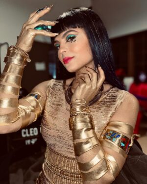 Jy Prishkulnik Instagram - In all her golden glory, I give you the beguiling Princess of the Nile, Miss Cleo de Nile 🪲

This post is dedicated to the skilled artists who brought every aspect of these characters to life, considering everything from the tiniest details to the cohesiveness of the entire cast. Ashley, I had the best time sitting in your chair every morning at 3 am as you painted my face and we gabbed about everything under the sun. To the entire hair team, you are wizards. Ellen and wardrobe, your vision is a dream.

To…

Makeup by: @ashley_pilkey 
Key Makeup by: @leahehman 
Key Hair by: Debra Wiebe @trishawnaalecia @miss_tamtam 
Key Wardrobe by: Ellen Anderson 

Thank you, thank you, thank you 🙏

To our wonderful viewers and fans, it continues to be my great honor to strut in miss Cleo’s bejeweled heels. Thank you for loving our movie and creating the kindest and fiercest Monster community💀💗

#monsterhigh #monsterhighthemovie #cleodenile #bts #hairandmakeup