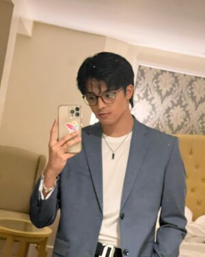 KD Estrada Instagram - mandatory selfie dump 🤳🏻