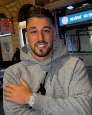 KKevin Instagram - Haza erkeztem bratyeszom olasz stillbe tett 🇮🇹 @fryad_barber matol hivjatok Francesconak 😎🤣