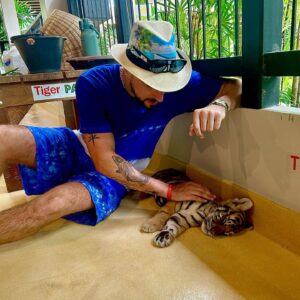 KKevin Instagram - 🐅🐘🌴