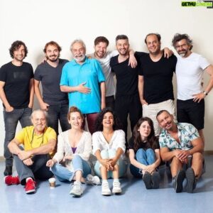 Kaan Turgut Instagram - Bu akşam son kez Kral Lear oynuyoruz. Hüzünlüyüm biraz.
Uzun cümleler kurucam ama ne yazsam eksik kalacak.
Tanıdığım en “şık” insanlardan Haluk abiye ve @oyunatolyesi ailesine her şey için çok teşekkür ederim. 
Tüm ekip arkadaşlarım için de şöyle bir alıntı yapabilirim: 

“İnsan her şeyi anlatamaz, zaten kelimeler de her şeyi anlatmaya yetmez…"

İyi ki✌🏽🎈
