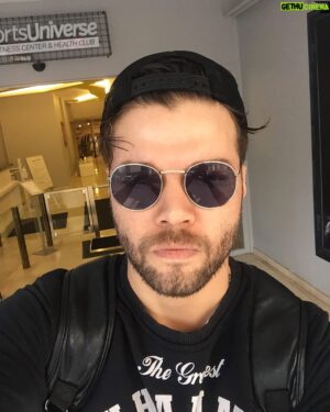 Kaan Turgut Instagram - Yanınızda yutabileceğinizden fazlasını bulundurmayın; aşk, tutku ya da nefret. 

#hank #kasabanınengüzelkızı ✌🏽🎈