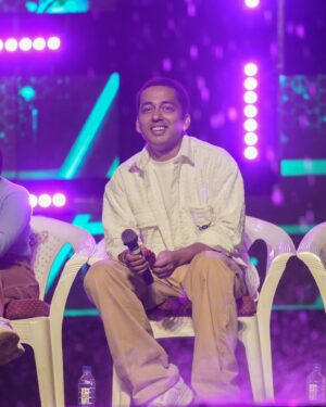 Kaarthik Shankar Instagram - എന്നെ സ്നേഹിക്കുന്ന എൻ്റെ പ്രേക്ഷകർ വായിക്കുക....

കഴിഞ്ഞ കുറേ വർഷങ്ങളായി സോഷ്യൽ മീഡിയയിൽ സജീവമായിരുന്ന എനിക്ക് നിങ്ങളുടെ പിൻതുണ ഒന്നുകൊണ്ട് മാത്രം സിനിമയിലേക്ക് കുറച്ച് അവസരങ്ങൾ കിട്ടിയിരുന്നു...

അതിൽ ആദ്യ സിനിമ ഖൽബ് - റിലീസ് ആയിരുന്നു... ഇപ്പോൾ എൻ്റെ അടുത്ത ചിത്രം തീയറ്ററിൽ എത്തുകയാണ്.... 🤘ഗോളം🤘

ഗോളം ഒരു സസ്‌പ്പെൻസ് ത്രില്ലർ ആണ്. 
ഫ്രാഗ്രൻ്റ് നേച്ചർ ൻ്റെ ബാനറിൽ സംജാദ് സംവിധാനം ചെയ്ത് രഞ്ജിത് സജീവ് നായകനാകുന്ന ചിത്രം... ഒപ്പം ദിലീഷ് പോത്തൻ - അലൻസിയർ - സിദ്ദിഖ് - സണ്ണി വെയിൻ - ചിന്നു ചാന്ദിനി ഒപ്പം കുറെ പുതുമുഖങ്ങളും! 

ഒരു പ്രധാന വേഷത്തിൽ ഞാനും എത്തുന്നുണ്ട്.... ജൂൺ 7ആം തീയതി ആണ് ചിത്രത്തിൻ്റെ റിലീസ്...
ചിത്രത്തിൻ്റെ ആദ്യ പ്രമോഷൻ ഇവൻ്റ് കണ്ണൂർ ഡെൻ്റൽ കോളജിൽ നടന്നു.... വളരെ വലിയ ഒരു പിൻതുണയാണ് അവിടുത്തെ ആളുകൾ നൽകിയത്...

കഴിഞ്ഞ കുറെ വർഷങ്ങളുടെ പ്രയത്നത്തിൻ്റെ ഫലം ദൈവാനുഗ്രഹം പോലെ ഇങ്ങനെ നല്ല കഥാപാത്രങ്ങളായി കിട്ടുമ്പോൾ നന്ദി ദൈവത്തോടും നിങ്ങളോടും മാത്രം ♥️ കൂടെ ഉണ്ടാവണേ 🥰

അപ്പൊൾ ജൂൺ ഏഴാം തീയതി തീയറ്ററിൽ കാണാം 

കാർത്തിക് ശങ്കർ

@golammovieofficial @samjadps @ranjithsajeev @annesajeev @sangeetha_janachandran @uday_ramachandran_ @dileeshpothan