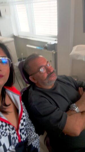 Kadir Çöpdemir Instagram - Diş İmplantında bi kanaat önderi oldum sanıyorum…(Hayat işte, kimileri birine, bi şeye çaka çaka kanaat önderi oluyor, biz kendimize çaktıra çaktıra) Son çakılanla ağzı tamamen diş implantlı bi adamım…Nazım Hikmet bi şiirinde Paul Robson için “İnci dişli zenci kardeşim”  diyor ya benim için de “çelik dişli esmer kardeşim”diyebilirsiniz… Ya da şöyle diyelim, “K.Ç artık taştan yumuşak herşeyi ısırmaya geliyor”…