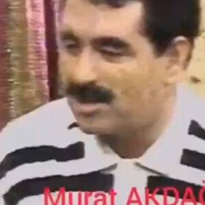 Kadir Çöpdemir Instagram - Efendim? #tbt perşembe günü mü? Eee bunca hazırlık kapak mı olacak yani? Yedirmeyiz paylaşımı kardeşim, bugün tbt günü olarak güncellensin...Sene 1993 ya da 1994, kardeşiniz İnterstar ekranında Talk Show yapıyor... Özgürlük rüzgarlarının efil efil estiği yıllarda İmparatoru yani İbrahim Tatlıses’i ağırlıyom, çiğ köfte yiyoz, rakı içiyoz, sigara tüttürüyoz... Canlı yayında, Prime Time da... Oharrraa... Şimdi olsa haya eder, gerek yok bu kadarına derim velakin o zaman utanmazlıkla değil fakat bi miktar fütursuzlukla vurmuşuz rakının dibine dibine... bilmiyom tv tarihinde başka bi talk showda bu kadar aşikar piiz yapılmışmıdır? Tarihe böyle geçmenin mahçubiyet artı makara/kukara karışımı duyguları ile hepinize keyifli akşamlar diliyorum...