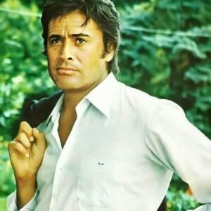 Kadir Çöpdemir Instagram - CÜNEYT ABİMİZ HAKKA YÜRÜDÜ, MENZİLİ MÜBAREK, MEKANI CENNET OLSUN… Duyduğumda yüreğime bi bıçak saplandı, derin bi kedere sürüklendim… Cüneyt abimizi tanımak, sohbet etmek, yaptığım tv ve radyo programlarında ağırlamak, misafir etmek şerefine eriştim…Benim için sinemamızın gelmiş geçmiş en yakışıklı jönü, en kıymetli oyuncularından biri iken muhabbetine nail olunca anladımki adam gibi bi adamla müşerref oluyorum…Bir anımı arz edeyim; talk şov yapıyoruz bi kanalda, Cüneyt Abi konuğumuz… Makara olur diye dedik ki Cüneyt Abinin filmlerinde rolü gereği defalarca dövdüğü yardımcı oyıncuları toplayıp, “Cüneyt senden ne çektik intikam almaya geldik” diye stüdyoyu bastıralım 😊 editörlerimizden sevgili @okancanyantir  tam bi Cüneyt Arkın fanatiğiydi, dayanamamış abiye tüyo vermiş. Babako benim kulise geldi, Kadir böyle böyle bi şi yapacakmışsın, yavrum seyirci bizden zengin bi görsellik bekler bari bi döğüş kareografisi yapalım da millet zevkle seyretsin dedi…üşenmedi, gocunmadı o yardımcı oyuncu arkadaşlara oyun verdi, prova yaptırdı sonuçta yayında hastası olduğumuz Cüneyt Arkın sahnelerinden birini hem de canlı izledik…İşini böylesi tutkuyla seven çok az insan tanıdım…Radyoculuğun ilk günlerinde seçkin bi üniversitenin sinema kulübü herhalde “ilginçlik” oldun diye Saçma Türk Filmleri yada Türk Sinemasının Utanç Filmleri  gibi bi hafta düzenleyip (Adını tam hatırlayamadım şu an) Dünyayı Kurtaran Adamı’da Gala filmi yapınca çok ağırıma gitmiş radyodan epey saydırmıştım… dayanamadım Cüneyt Abiyi yayına almak için aradım, “Kadirim arkadaşlar genç ilerleyen yıllarda anlarlar kıymetimizi biz değerlendirmeyi zamana bırakalım” dediydi çok tatlı bi çelebiliği vardı şimdi bakıyorum bütün ülke samimi bi yas tutuyor ardından…Nur içinde yat Cüneyt Abim, mekanın cennet olsun…