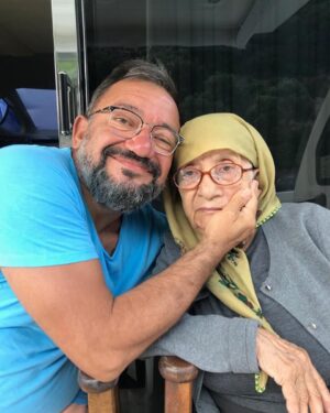 Kadir Çöpdemir Instagram - AH AYŞECİM AH BENİ KÖR KUYULARDA MERDİVENSİZ BIRAKTIN… ANNELER GÜNÜNÜN BU KADAR YÜREK SIZISI OLABİLECEĞİ AKLIMIN UCUNDAN GEÇMEZDİ, ANACIM GEÇEN YIL ANNELER GÜNÜNDE HASTANEYE YATTI VE Bİ DAHA AYAĞA KALKAMADAN BİZİ DENİZLER ORTASINDA YELKENSİZ BIRAKIP GİTTİ… ALLAH SİZİN ANNECİĞİNİZE BEREKETLİ ÖMÜR VERSİN, BENİM AŞKIMIN MEKANINI CENNET EYLESİN…