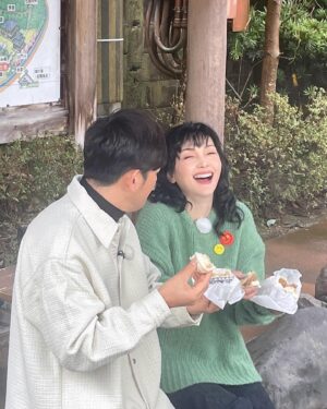 Kaho Minami Instagram - ＃えぇとこ
3月7日午後7時半から #nhk 総合
関西地区の放送です‼️
今後BSでも放送があると思いますので、関西地区以外の方は待ってて下さいね。

関西のえぇとこをご紹介するこの番組で、今回は ＃岡田圭佑 さんとご一緒しました😊
#城崎温泉 のえぇとこが満載です😊😊😊
是非ご覧下さいね‼️

#温泉
#関西
#旅

東京の大雪のために衣装が届かず、今回は自前の服です😊
@numeroventuno  @iza_official  ニット
@overcoat.nyc  ジーンズGジャン
ストール　友達からの貰い物

メイク #白石有梨奈

#南果歩
#kahominami
#미나미카호
#japaneseactor