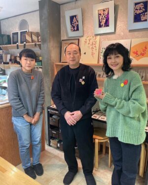 Kaho Minami Instagram - ＃えぇとこ
3月7日午後7時半から #nhk 総合
関西地区の放送です‼️
今後BSでも放送があると思いますので、関西地区以外の方は待ってて下さいね。

関西のえぇとこをご紹介するこの番組で、今回は ＃岡田圭佑 さんとご一緒しました😊
#城崎温泉 のえぇとこが満載です😊😊😊
是非ご覧下さいね‼️

#温泉
#関西
#旅

東京の大雪のために衣装が届かず、今回は自前の服です😊
@numeroventuno  @iza_official  ニット
@overcoat.nyc  ジーンズGジャン
ストール　友達からの貰い物

メイク #白石有梨奈

#南果歩
#kahominami
#미나미카호
#japaneseactor