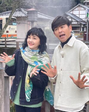 Kaho Minami Instagram - ＃えぇとこ
3月7日午後7時半から #nhk 総合
関西地区の放送です‼️
今後BSでも放送があると思いますので、関西地区以外の方は待ってて下さいね。

関西のえぇとこをご紹介するこの番組で、今回は ＃岡田圭佑 さんとご一緒しました😊
#城崎温泉 のえぇとこが満載です😊😊😊
是非ご覧下さいね‼️

#温泉
#関西
#旅

東京の大雪のために衣装が届かず、今回は自前の服です😊
@numeroventuno  @iza_official  ニット
@overcoat.nyc  ジーンズGジャン
ストール　友達からの貰い物

メイク #白石有梨奈

#南果歩
#kahominami
#미나미카호
#japaneseactor