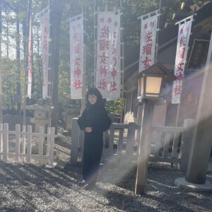 Kaho Minami Instagram - #お伊勢参り

能登半島地震により亡くなられた方々に慎んでお悔やみを申し上げますとともに、被災された皆さまには心よりお見舞い申し上げます。
そして未だ安否が分からない皆様の一刻も早い救出を願ってやみません。

新年が激震で始まり、そして翌日には羽田空港での衝撃。
旅客機から無事に脱出できたことは本当に素晴らしいと思いますが、海保庁の被災地に支援物資を運ぶ任務の最中に事故に遭われた乗組員の皆様とそのご家族のことを思うと、本当にあってならない事故だったと思います。

今年のお伊勢参りは例年とは違う心持ちです。
平穏な世の中を願ってやみません。
自身の悩みなど取るに足らない。
社会の一員として、自分のできることをやって行きたいと改めて感じでいます。
皆様もきっと色んなことを考える時間になったと思います。
同じ思いを抱いている私たちは繋がっています。
伊勢の夜明けの写真をシェアしますね。

安全第一、健康第一で、私たちで少しずつ笑顔を増やして行きましょう。
少しずつ少しずつ。

#伊勢神宮
#外宮
#猿田彦神社
#佐瑠女神社
#内宮

#能登半島 
#能登半島地震 
#羽田空港
#海上保安庁 

#南果歩
#kahominami 
#미나미카호