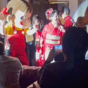 Kaho Minami Instagram - 果歩フェスその1

1月20日に還暦を迎えるにあたり、17日にお祝いの会を開きました😊
名付けて果歩フェス‼️
100名以上の友達に集まってもらい、大人のお楽しみ会を催したいと思ったのです‼️
場所選びが難航していたので、友人の #小橋賢児 君に相談したところ、後輩の伊藤雄介君がやっている #ロビンクラブ表参道 を紹介してくださいました😊
場所が決まって安心していたら、あっという間に年末💦
そこで演出家の #杉原邦生 さんに話してみたら、なんとその辺りだけお仕事が入っていないと言うことで、演出を引き受けてくださったのです‼️司会まで‼️
そこからはトントン拍子にスタッフが決まり、この日を迎えられたのです😊

ゲストへのサプライズとして、真っ赤なペコちゃんの #振袖 を着て、愛する #ペコちゃん と登場したい‼️
BGMはSweet Sixteen❤️
おい、Sixtyだろって突っ込まれたいんやー❤️❤️❤️
あまりのぶっ飛び振りに、私の想像以上に会場は大爆笑でした‼️イエイ‼️

乾杯の音頭は #中村藤吉本店 6代目当主の藤吉さんにお願いしました😊
亡き #瀬戸内寂聴 先生から頂いたご縁です。
大好きな #モエエシャンドン 様からご提供頂いたシャンパーニュで乾杯‼️
さあ、パーティーが始まります😊😊😊
@moetchandon 
#moetchandon 
#シャンパーニュ
#シャンパン

#不二家
100周年で作られた振り袖のご提供もありがとうございました😊
#ペコちゃん
#ペコラー
@fujiya_sweets 

#誕生日 
#誕生日会 
#バースデーパーティー
#還暦
#南果歩
#kahominami
#japaneseactor

@kurodakeizo  ヘアメイク
#秋月洋子 着付けコーディネイト

@robin_club_omotesando 
素敵な会場😊😊😊