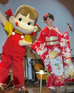 Kaho Minami Instagram - 果歩フェスその1

1月20日に還暦を迎えるにあたり、17日にお祝いの会を開きました😊
名付けて果歩フェス‼️
100名以上の友達に集まってもらい、大人のお楽しみ会を催したいと思ったのです‼️
場所選びが難航していたので、友人の #小橋賢児 君に相談したところ、後輩の伊藤雄介君がやっている #ロビンクラブ表参道 を紹介してくださいました😊
場所が決まって安心していたら、あっという間に年末💦
そこで演出家の #杉原邦生 さんに話してみたら、なんとその辺りだけお仕事が入っていないと言うことで、演出を引き受けてくださったのです‼️司会まで‼️
そこからはトントン拍子にスタッフが決まり、この日を迎えられたのです😊

ゲストへのサプライズとして、真っ赤なペコちゃんの #振袖 を着て、愛する #ペコちゃん と登場したい‼️
BGMはSweet Sixteen❤️
おい、Sixtyだろって突っ込まれたいんやー❤️❤️❤️
あまりのぶっ飛び振りに、私の想像以上に会場は大爆笑でした‼️イエイ‼️

乾杯の音頭は #中村藤吉本店 6代目当主の藤吉さんにお願いしました😊
亡き #瀬戸内寂聴 先生から頂いたご縁です。
大好きな #モエエシャンドン 様からご提供頂いたシャンパーニュで乾杯‼️
さあ、パーティーが始まります😊😊😊
@moetchandon 
#moetchandon 
#シャンパーニュ
#シャンパン

#不二家
100周年で作られた振り袖のご提供もありがとうございました😊
#ペコちゃん
#ペコラー
@fujiya_sweets 

#誕生日 
#誕生日会 
#バースデーパーティー
#還暦
#南果歩
#kahominami
#japaneseactor

@kurodakeizo  ヘアメイク
#秋月洋子 着付けコーディネイト

@robin_club_omotesando 
素敵な会場😊😊😊