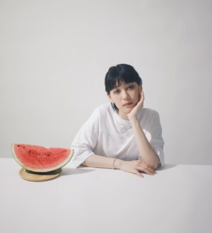 Kaho Seto Instagram - 本日発売のLaLa Begin 8-9月号 🇺🇸

『LaLa Begin DRY GOODS STORE
わたしの夏休み 12日間ミニマルワードローブ 』に載っております〜！
色々素敵なお洋服着てます、お読みいただければ幸いです💫
こちらはオフショット💁‍♀️🍉