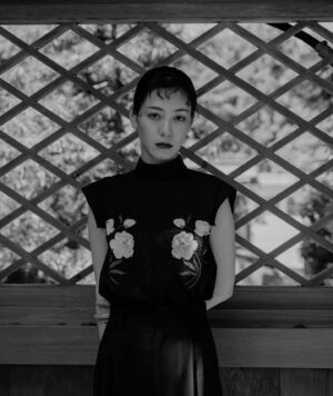 Kaho Seto Instagram - iCONOLOGY @iconology_emb 
花を着るブラウス#01【芍薬 / 紫陽花】

hairmake @asamitano 
photo @iconology_emb 

背筋がスッと伸びるような、繊細で凛々しいお洋服でした。

5/25(土) 21:00より2年ぶりに再販とのことです🙂‍↕️🤍