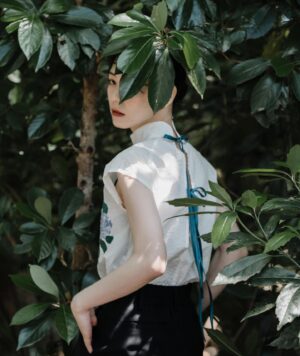 Kaho Seto Instagram - iCONOLOGY @iconology_emb 
花を着るブラウス#01【芍薬 / 紫陽花】

hairmake @asamitano 
photo @iconology_emb 

背筋がスッと伸びるような、繊細で凛々しいお洋服でした。

5/25(土) 21:00より2年ぶりに再販とのことです🙂‍↕️🤍