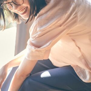 Kaho Seto Instagram - JANTZEN FEATUER STYLE
【Vol.51_2024 Summer】

てろん感のあるくすみピンクシャツ🍑＆ネイビーブルーのワイドパンツ🫐

ラフだけどカチッとしているスタイリング🌿

#jantzen #ジャンセン #シャツ #ワイドパンツ
JANTZEN @jantzen_official 
Photograph： Yume Takakura
@y_u_m_e_ 
Styling：Hitomi Matsuno
@hitomi_matsuno_ 
Hair & make-up：Chiho Hatae
@chihohatae 
Edit & Text：Ryoko Suzuki
@merrymapleni