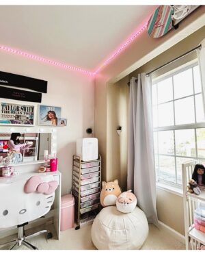 Kai Cech Instagram - New year new room 🛏️ just a few more pieces to add but I love it 🤗 thank you to my sibs @nikko_877 and @miyacech for helping! #swiftie